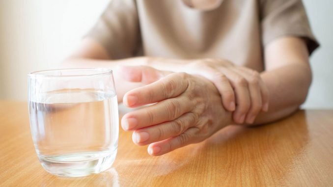 ellerinizdeki istemsiz titremeler vucudunuzu ele gecirebilir ellerinizdeki istemsiz titremeler vucudunuzu ele gecirebilir