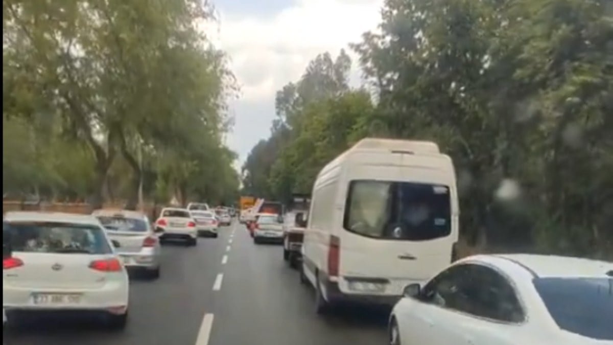 adanada-ornek-davranis-soforler-ambulansa-yol-acti-FwTRrIx3.jpg