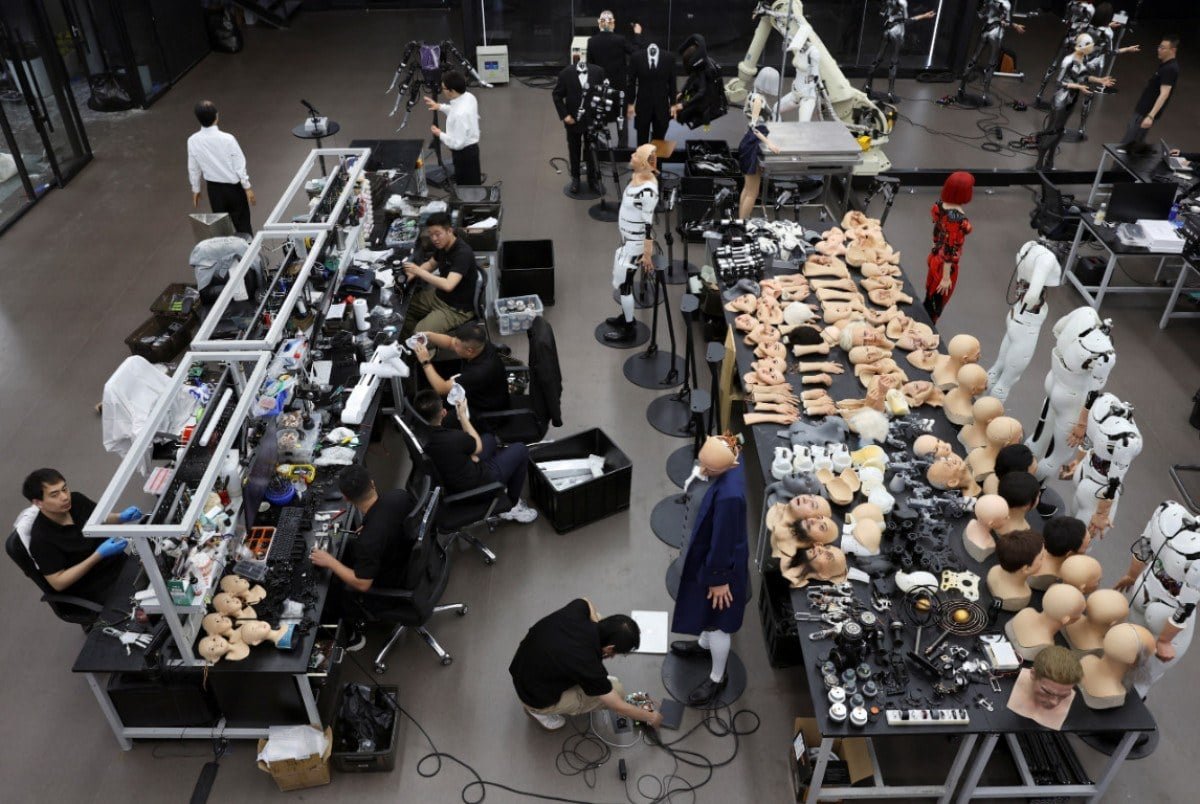 cinin-beden-modulleriyle-dolu-dehsetli-insansi-robot-fabrikasi-goruntulendi-7-eeOdM1Dl.jpg