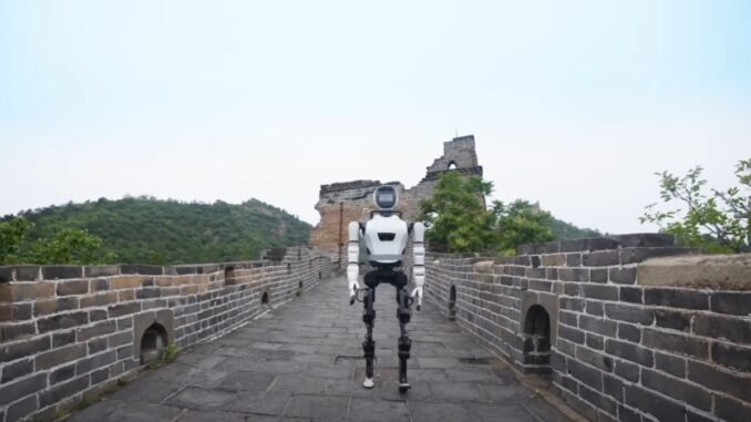tarihte-birinci-kez-bir-insansi-robot-cin-seddine-tirmandi-TJdCkwZT.jpg