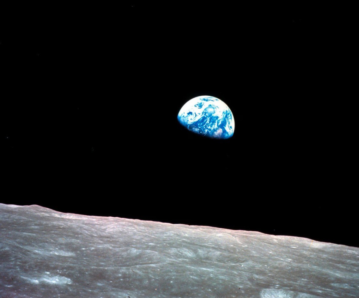 uzaydan-dunyanin-meshur-fotografini-ceken-astronot-anders-ucak-kazasinda-oldu-1-Z2nVSgNB.jpg