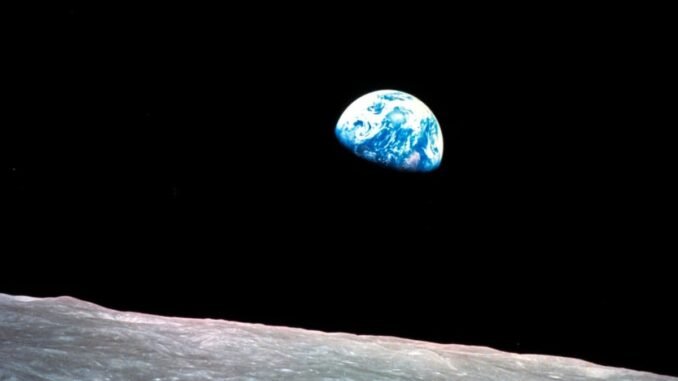 uzaydan-dunyanin-meshur-fotografini-ceken-astronot-anders-ucak-kazasinda-oldu-myjtsuqI.jpg
