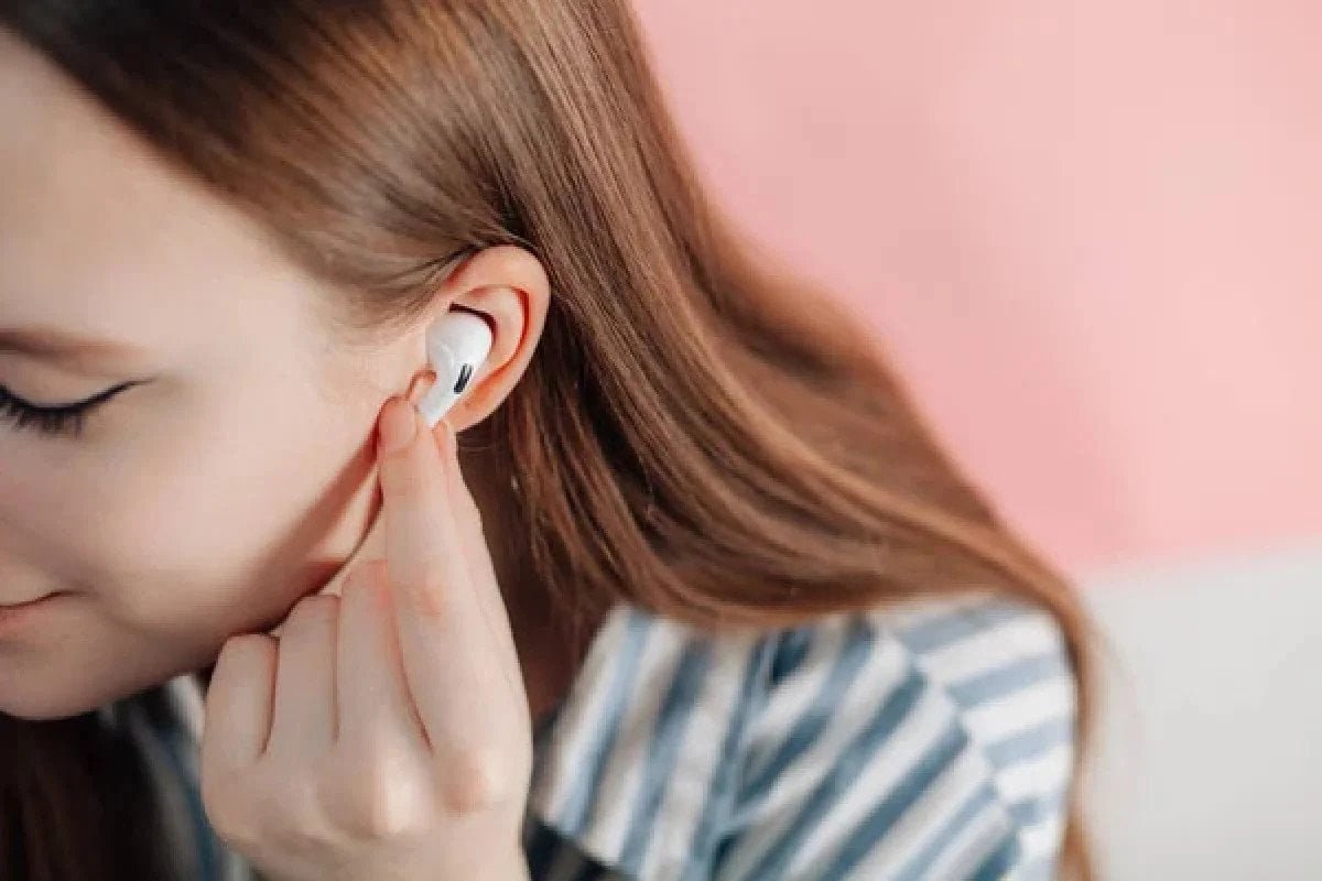 apple-yeni-iphone-16-ile-airpods-pro-2yi-isitme-cihazi-olarak-tanitti-0-ptrjZu4L.jpg