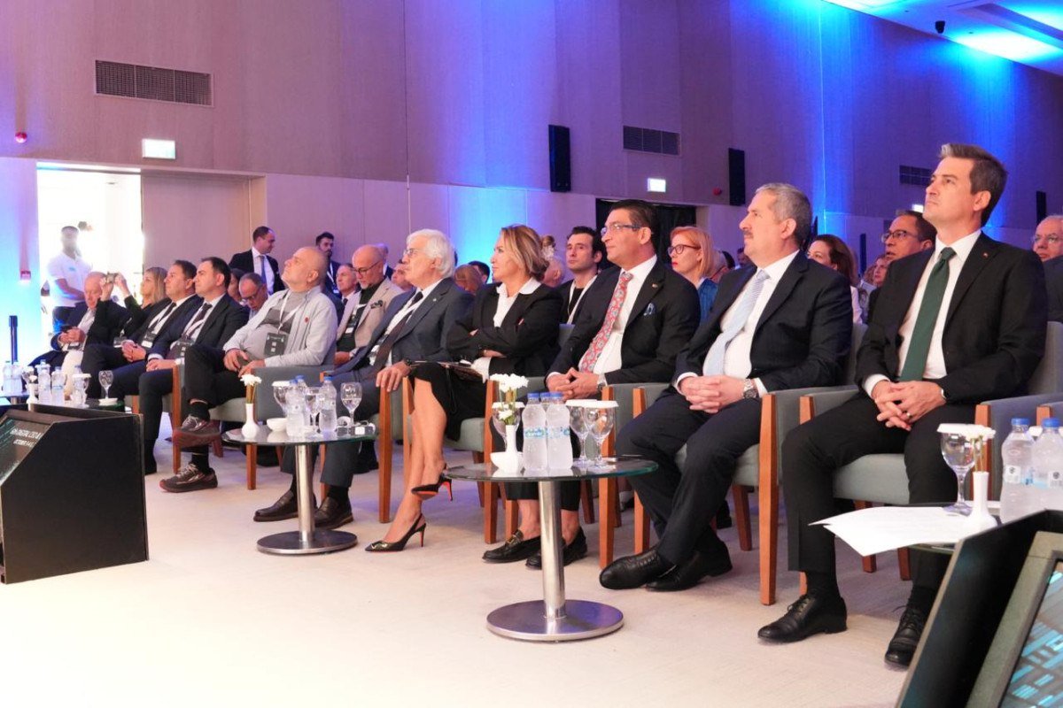 cesmede-6-dijital-ceo-ve-liderler-zirvesi-vizyon100-gerceklesti-1-NLEH5ajd.jpg