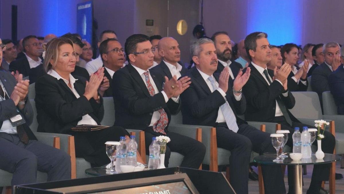 cesmede-6-dijital-ceo-ve-liderler-zirvesi-vizyon100-gerceklesti-RPmCGMgd.jpg